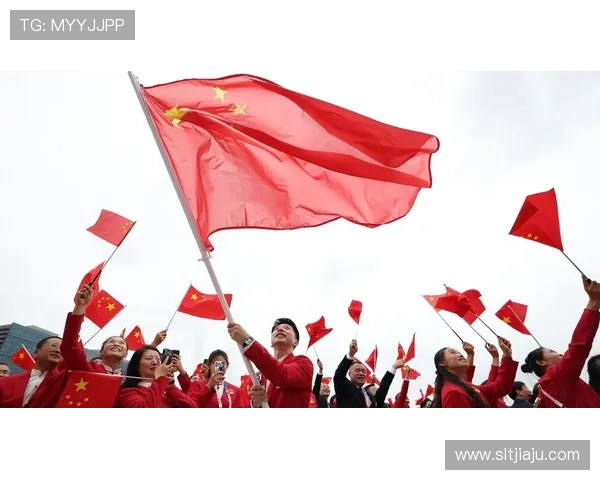 红魔携石玫瑰致敬看台文化精神 红魔携石玫瑰致敬看台文化精神